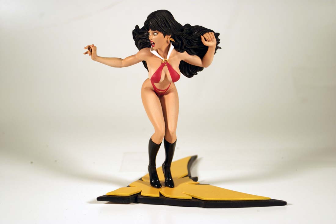 CRW_0141_RT16 ADAM HUGHES INSPIRED VAMPIRELLA STATUE