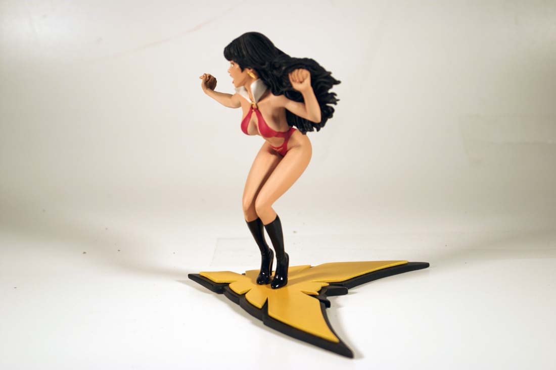 CRW_0143_RT16 ADAM HUGHES INSPIRED VAMPIRELLA STATUE