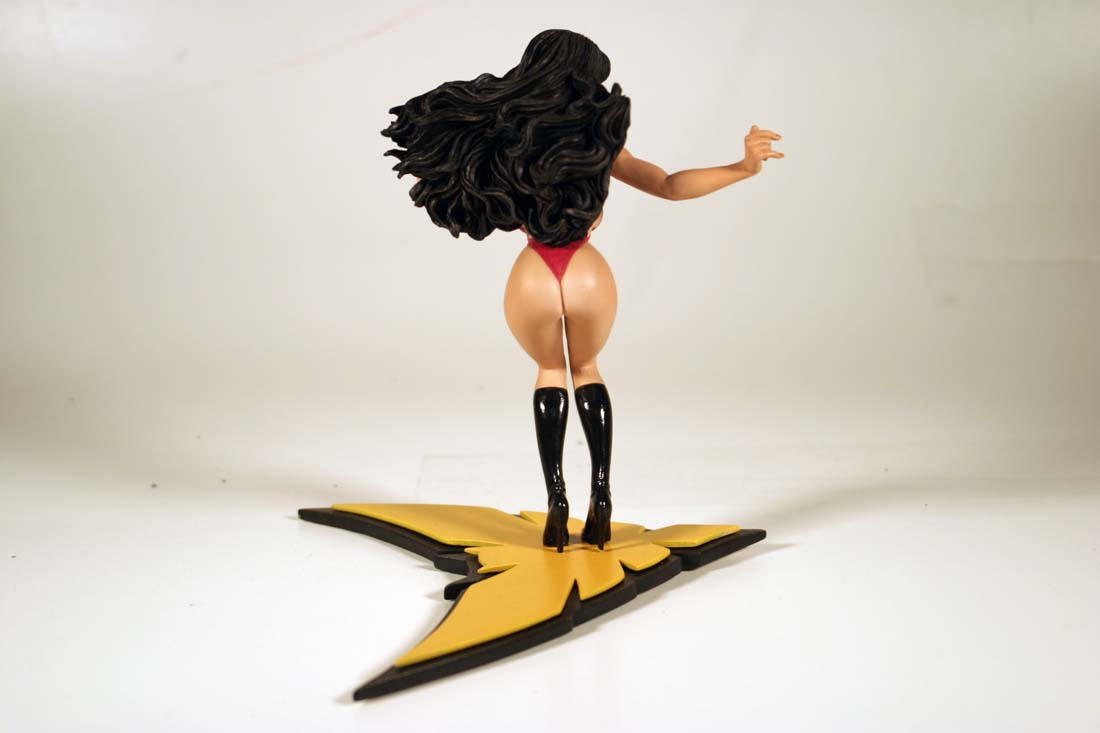 CRW_0147_RT16 ADAM HUGHES INSPIRED VAMPIRELLA STATUE