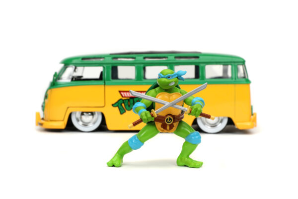 STL259661_3-scaled HWR 1962 VW BUS W/TMNT LEONARDO FIG 1/24 DIE-CAST VEH
